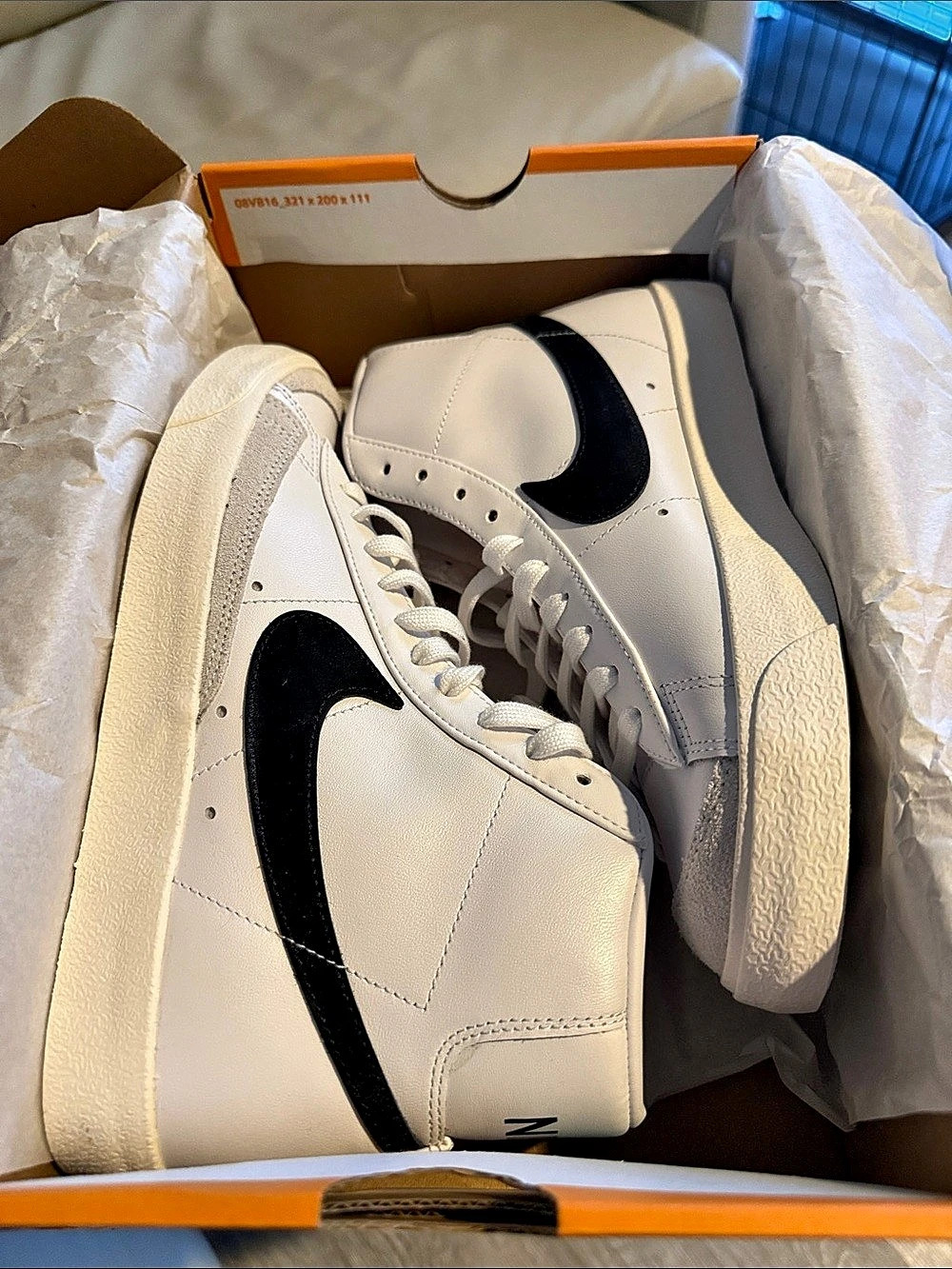 Nike Blazer Mid '77 Mid Sneakers White & Black womens US 9 NWT